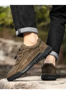 Nahaufnahme von atmungsaktiven Herren-Mesh-Freizeitschuhen mit elastischer Schnalle