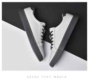 Κάτοψη ανδρικών λευκών δερμάτινων sneaker σε ασπρόμαυρο διαγώνιο φόντο υψηλής αντίθεσης