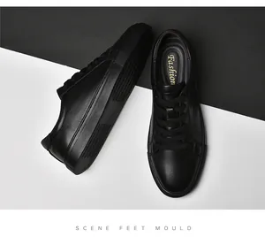 Λεπτομερής όψη μαύρων δερμάτινων ανδρικών sneakers χαμηλού προφίλ με κορδόνια