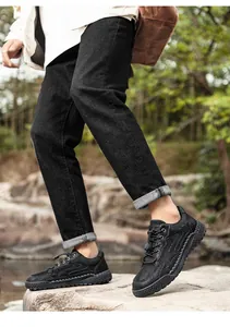 Detail von schwarzen, atmungsaktiven Herren-Freizeitschuhen mit Gummizug im Freien