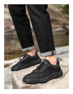Detailansicht der schwarzen, atmungsaktiven Herren-Netzschuhe mit elastischem Verschluss.