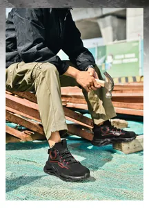 Zapatos de trabajo de seguridad negros de media caña en entorno industrial