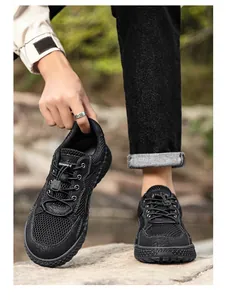 Outdoor-Detail von atmungsaktiven schwarzen Mesh-Freizeitschuhen für Herren mit Kordelzug