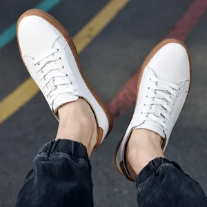 Stijlvolle witte heren sneakers met lage top en bruine rubberen zool in imitatieleer
