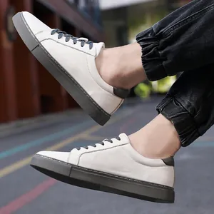 Stijlvolle witte leren herensneakers met grijze zolen voor comfortabele buitenactiviteiten