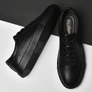 Klassieke zwarte heren sneakers van leer met vetersluiting voor vrije tijd en buiten