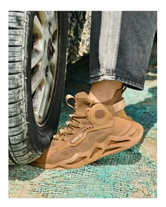Vista detallada del zapato de seguridad para hombre resistente a pinchazos bajo un neumático