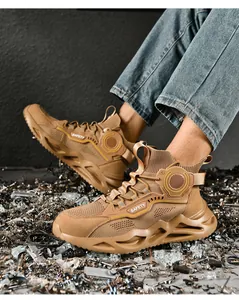 Primer plano de zapatos de seguridad caqui para hombre con suela gruesa resistente