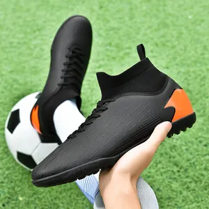 Botas de fútbol de caña alta para hombre para césped artificial en negro y naranja