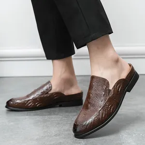Eleganti sabot da uomo marroni con trama a coccodrillo, scarpe slip-on estive
