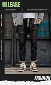 Grove bruin-beige skateschoenen met dikke geweven veters aan een mannelijk model.