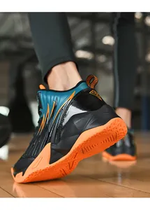 Primer plano de calzado de baloncesto para hombre con suela naranja y detalle en el talón.