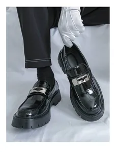 Détail de mocassins à plateforme pour hommes en cuir verni gaufré crocodile et boucle