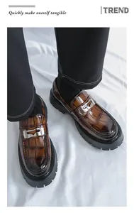Détail de mocassins pour hommes en cuir marron à motif croco et semelle plateforme.