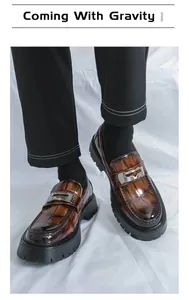 Gros plan de mocassins marrons pour hommes à motif crocodile avec semelles épaisses en caoutchouc