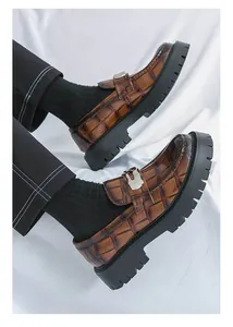 Vue détaillée des mocassins à plateforme pour hommes en cuir marron à motif crocodile