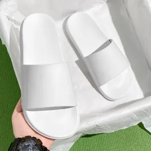 Claquettes blanches à semelle souple pour l'été et l'intérieur