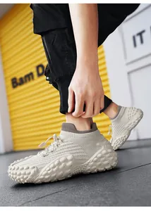 Primer plano de zapatillas de punto transpirables para hombre con suela de plataforma de puntos