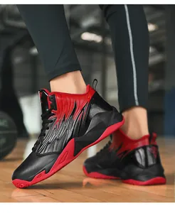 Primer plano dinámico de zapatillas de baloncesto de caña media para hombre en rojo