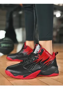 Primer plano detallado de zapatillas de baloncesto de media caña en rojo y negro