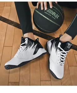 Zapatillas de baloncesto de media caña en blanco y negro con llamas