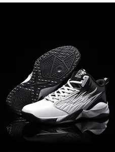 Vista detallada de zapatillas de baloncesto altas con suela antideslizante texturizada