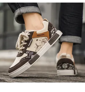 Detail van trendy herensneakers met de traditionele patronen van kranen en golven