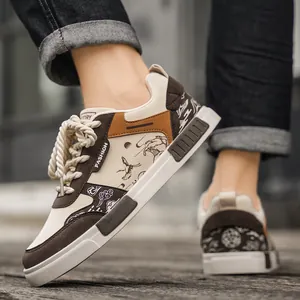 Casual herenschoenen met traditionele kraanvogel- en golfpatronen in bruin en beige