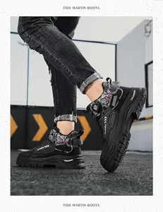 Detailansicht der schwarzen Herren-Martin-Stiefel mit Drehverschluss und Camouflage-Muster