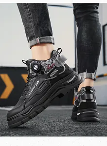 Detailansicht der hohen Herren-Freizeitschuhe mit innovativem Drehverschluss