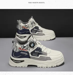 Detailansicht von stylischen High-Top Martin-Boots mit Drehverschluss und klobigen Sohlen