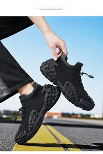Detalle de zapatillas flyknit transpirables para hombre con suelas de puntos al aire libre