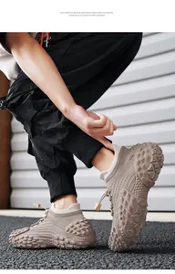 Vista detallada de zapatilla fly-knit para hombre con suela de espuma EVA ligera y relieve de puntos