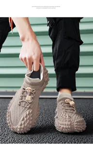 Detalle de zapatillas de hombre en tejido transpirable con suela de burbuja.