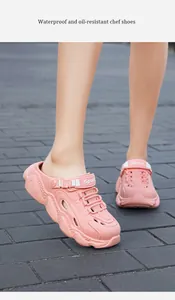 Gros plan de sabots de plage roses antidérapants avec bride réglable et détail logo.