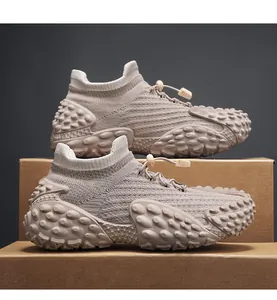 Vista lateral detallada de zapatillas flyknit caqui con suela gruesa de burbujas única