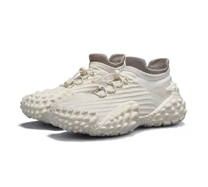 Vista detallada de zapatillas de punto transpirables para hombre con suela de puntos.