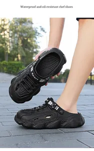 Gros plan de chaussures de chef noires imperméables avec semelles antidérapantes