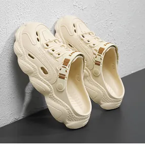 Vue détaillée de sabots extérieurs beige avec bride sport et semelle