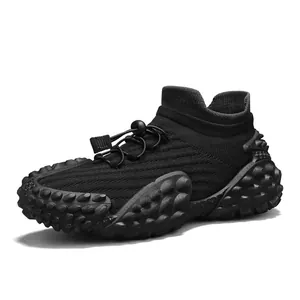Zapatillas deportivas de punto para hombre con una suela gruesa de puntos en negro