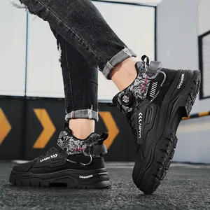 Trendige Outdoor-Stiefeletten mit Drehverschluss-Schnürsystem und urbanem Grafikdesign