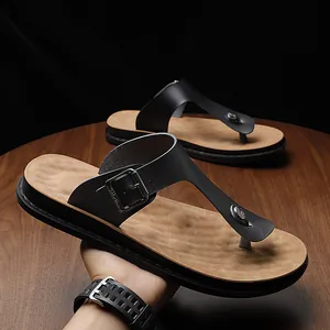 Infradito da uomo eleganti nere con fibbia regolabile per la spiaggia estiva