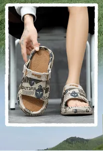 Gedetailleerd macro-overzicht van heren strandsandalen met verstelbare bandjes voor de zomer