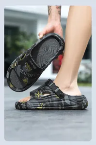 Gedetailleerd overzicht van heren zomer slippers met patroon en verstelbare gesp voor strand.