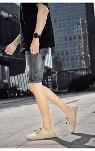 Ademende beige mesh sneakers voor heren gedragen in een moderne stedelijke omgeving