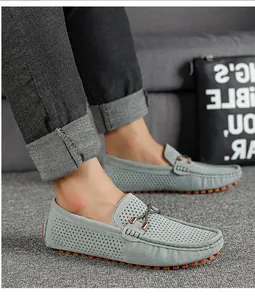 Dettaglio dei mocassini grigi traspiranti da uomo con design traforato e slip-on