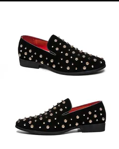 Stijlvolle zwarte suède herenloafers met gouden spikes en luxe rode voering detail
