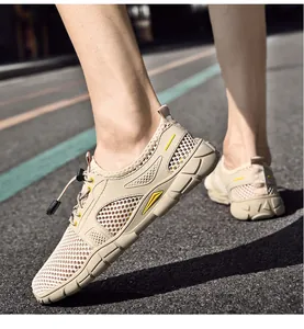 Gedetailleerd beeld van lichtgewicht beige mesh instapschoenen op een asfaltweg