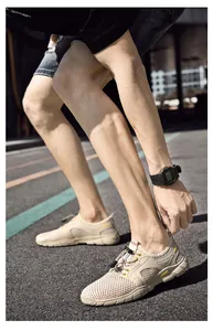 Gedetailleerd zijaanzicht van beige mesh instapsneakers voor heren buiten