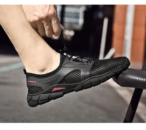 Zijaanzicht van zwart ademend mesh hardloopschoenen voor heren met rode accenten